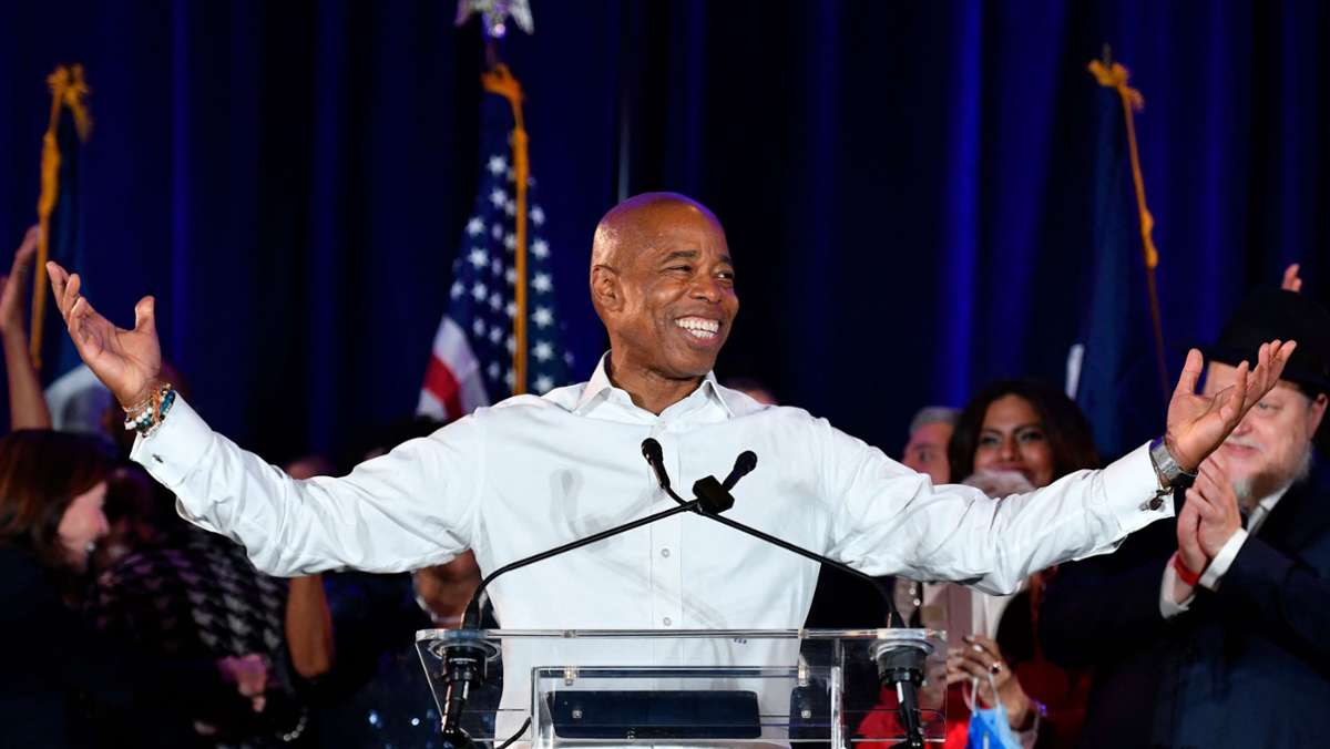 Der Demokrat Eric Adams wird neuer Bürgermeister von New York. Der schwarze Ex-Polizist gewann die Bürgermeisterwahl in der US-Metropole mit rund 67 Prozent der Stimmen klar. 