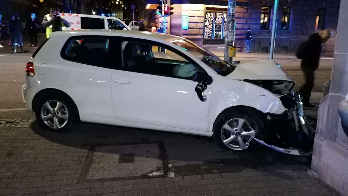 Unfall in Stuttgart-West: Autofahrerin verliert Kontrolle und prallt gegen Hauswand