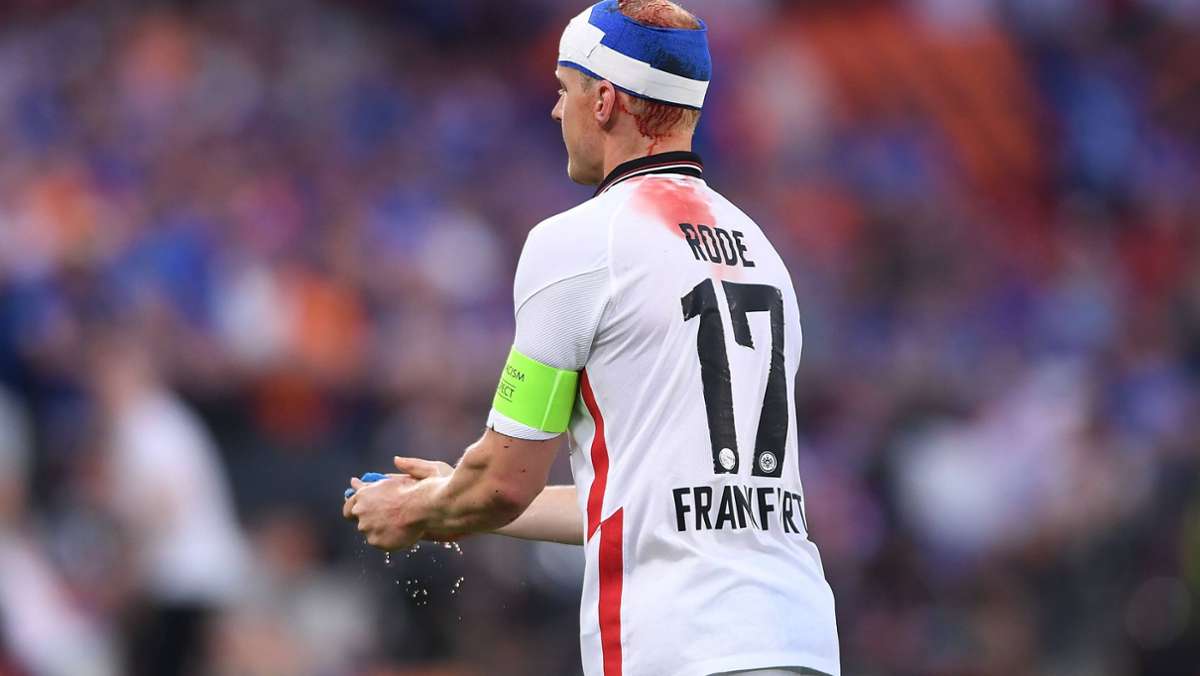 Eintracht Frankfurt feiert seinen Kapitän: Sebastian Rode zeigt seine Wunde: „Hauptsache das Ding geholt!