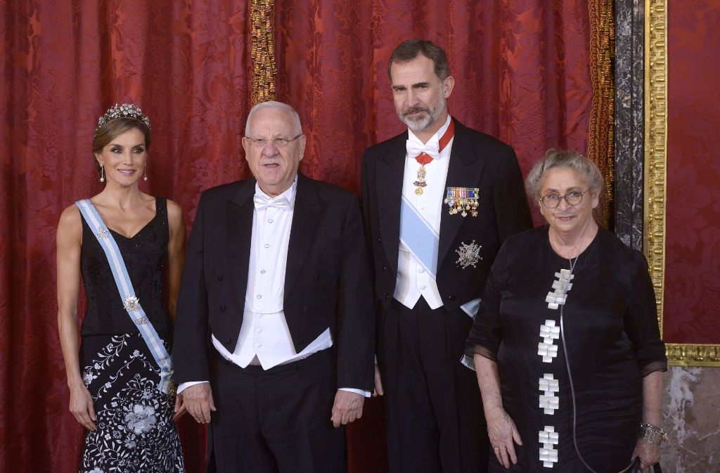 Der spanische König Felipe VI (zweiter von rechts) und Königin Letizia (links) empfangen den israelischen Präsidenten Reuven Rivlin und dessen Frau Nechama für ein Gala-Dinner. Foto: Getty Images