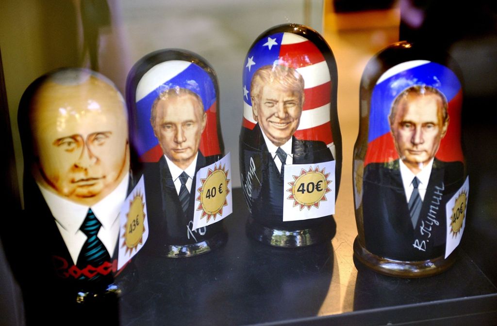 Russische Folklore: Vor dem Treffen von Donald Trump mit Wladimir Putin gibt es beide Politiker als Matroschkas im Angebot. Foto: dpa