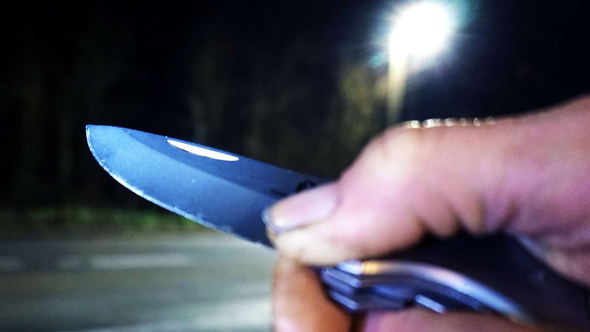 Stuttgarter Polizei sucht Zeugen: Mit Messer bedroht und ausgeraubt