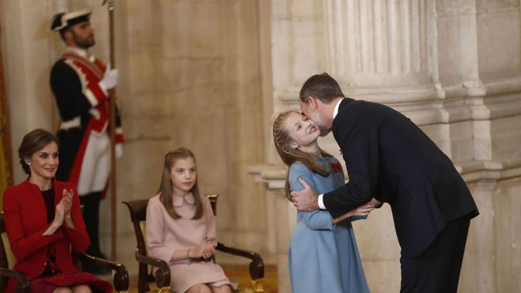  Spaniens König Felipe hat seiner Tochter Leonor den Ritterorden vom Goldenen Vlies verliehen. Der König, der am Dienstag seinen 50. Geburtstag feiert, hat seine Tochter ermahnt, Spanien „mit Bescheidenheit zu dienen“. 
