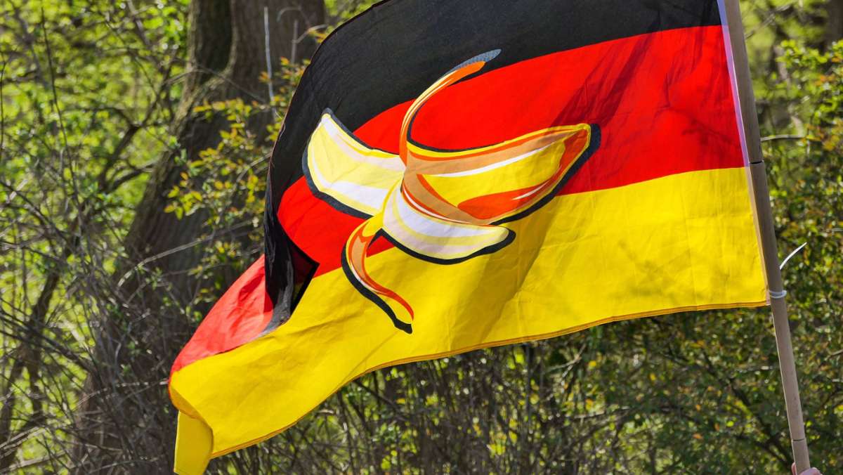  Bei der AfD-Kundgebung mit Alice Weidel in Herrenberg macht die Polizei zwei Personen aus, die Deutschlandfahnen mit einer halb geschälten Banane herumschwenken. Eine Straftat. Das Kuriose dabei: Die Flaggen werden auch im Internet verkauft. 