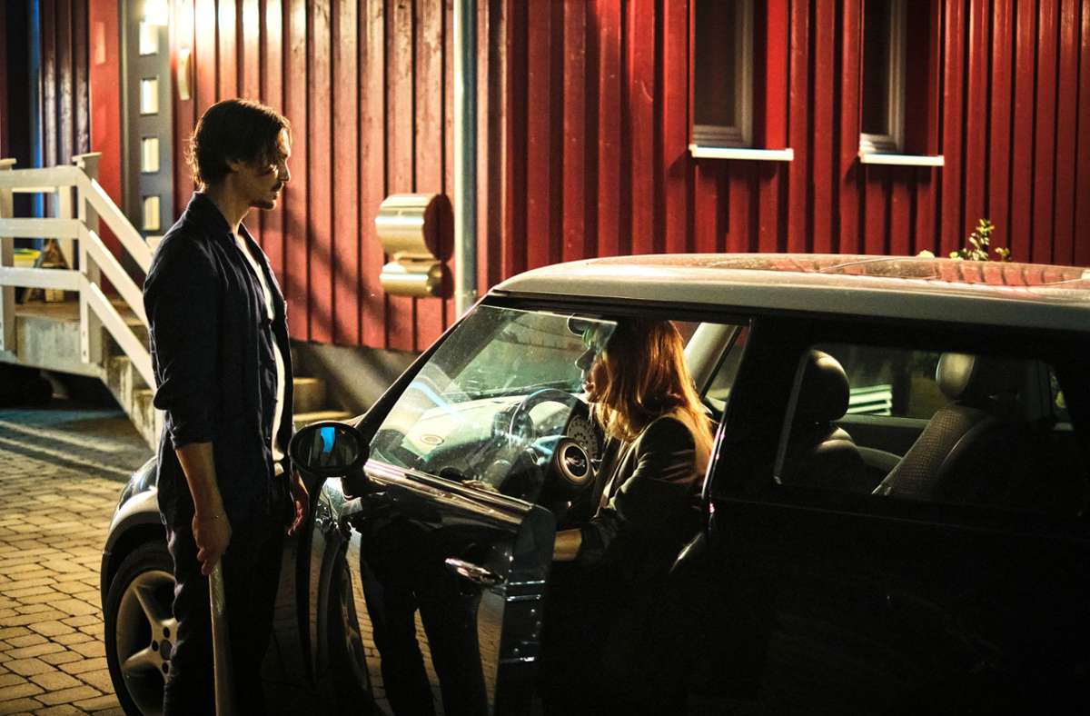 Zweifelhaft Als Anton Maler (Christopher Schärf) am Abend plötzlich vor dem Haus von Johanna Stern (Lisa Bitter) steht, ist die Kommissarin nicht erfreut.