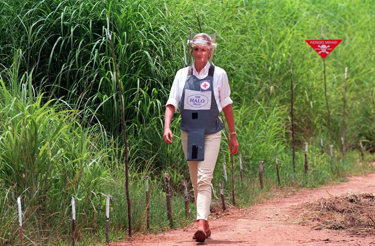 1997, nur wenige Monate vor ihrem Tod, ging Diana in Angola durch ein geräumtes Minenfeld, um auf das Leid der Minenopfer weltweit aufmerksam zu machen.