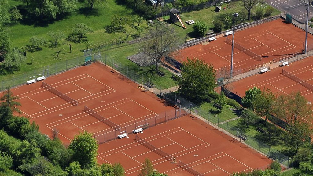 Tennisgelände in Stuttgart: Unbekannte entwenden Golfcart und überfahren Hecke