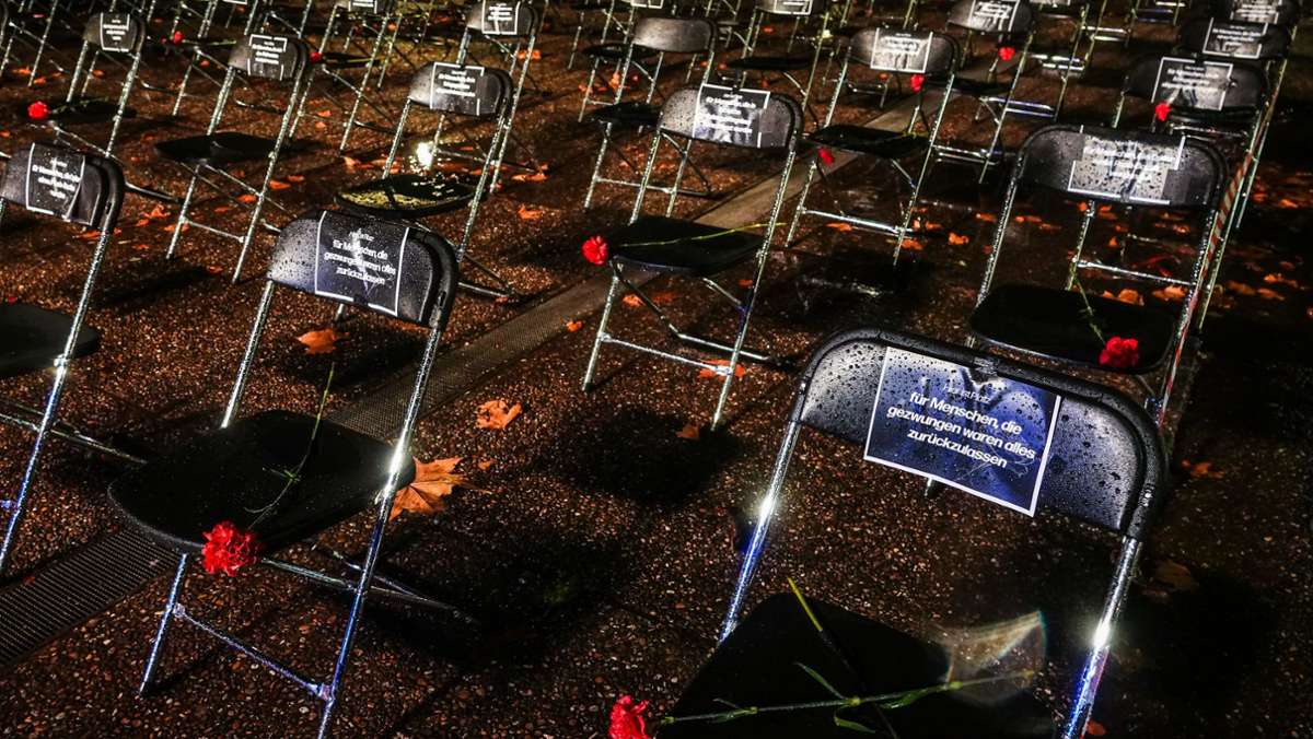 Aktion von Stuttgarter Aktionsbündnis: 400 leere Stühle sollen an Schicksal Geflüchteter erinnern