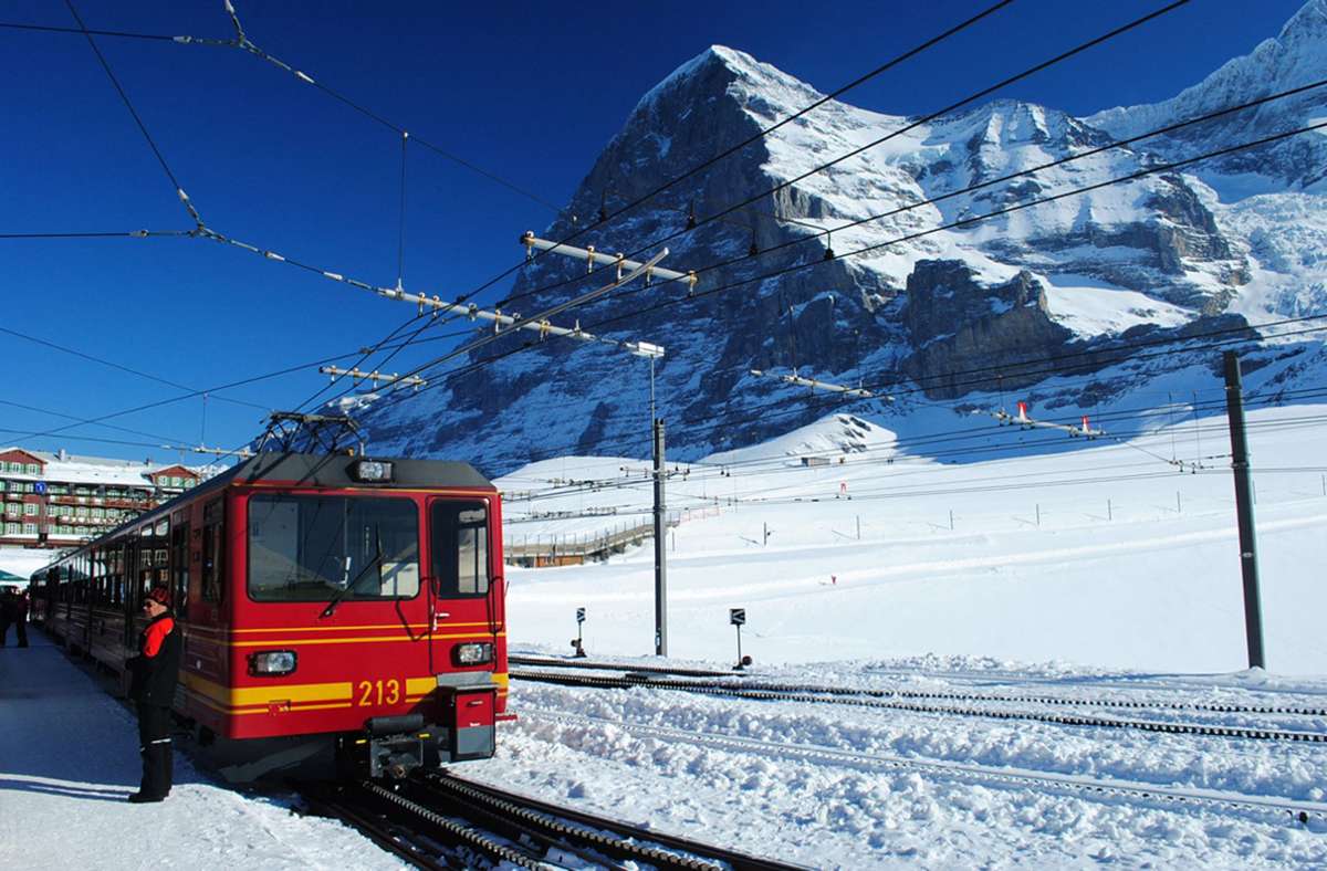 Schweiz: Die Jungfraubahn (JB) ist eine elektrische Zahnradbahn in der Schweiz. Sie führt seit August 1912 von der Kleinen Scheidegg durch Eiger und Mönch bis auf das Jungfraujoch mit der höchsten Eisenbahnstation Europas (Tunnelstation, 3454 Meter) und überwindet auf einer Länge von 9,34 Kilometern fast 1400 Höhenmeter.