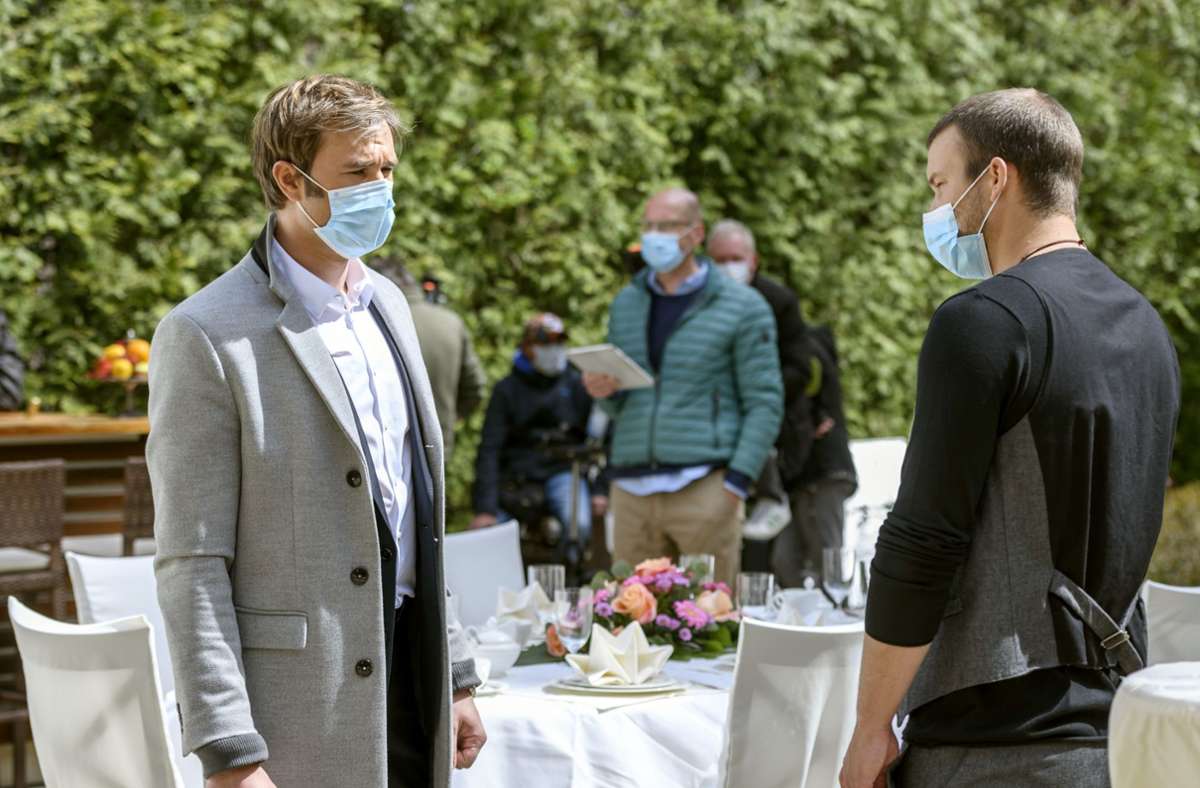 Während der Proben müssen auch die Darsteller einen Mund-Nasen-Schutz tragen, wie hier Christopher Reinhardt (links) und Florian Frowein.