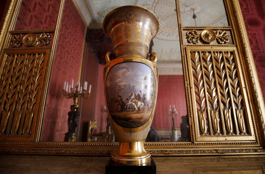Aus dem Audienzzimmer des Fremdenapartments in der Beletage des Neuen Schlosses: eine von zwei Porzellanvasen aus kostbarem Sèvres-Porzellan um 1800 – bisher in Ludwigsburg platziert.
