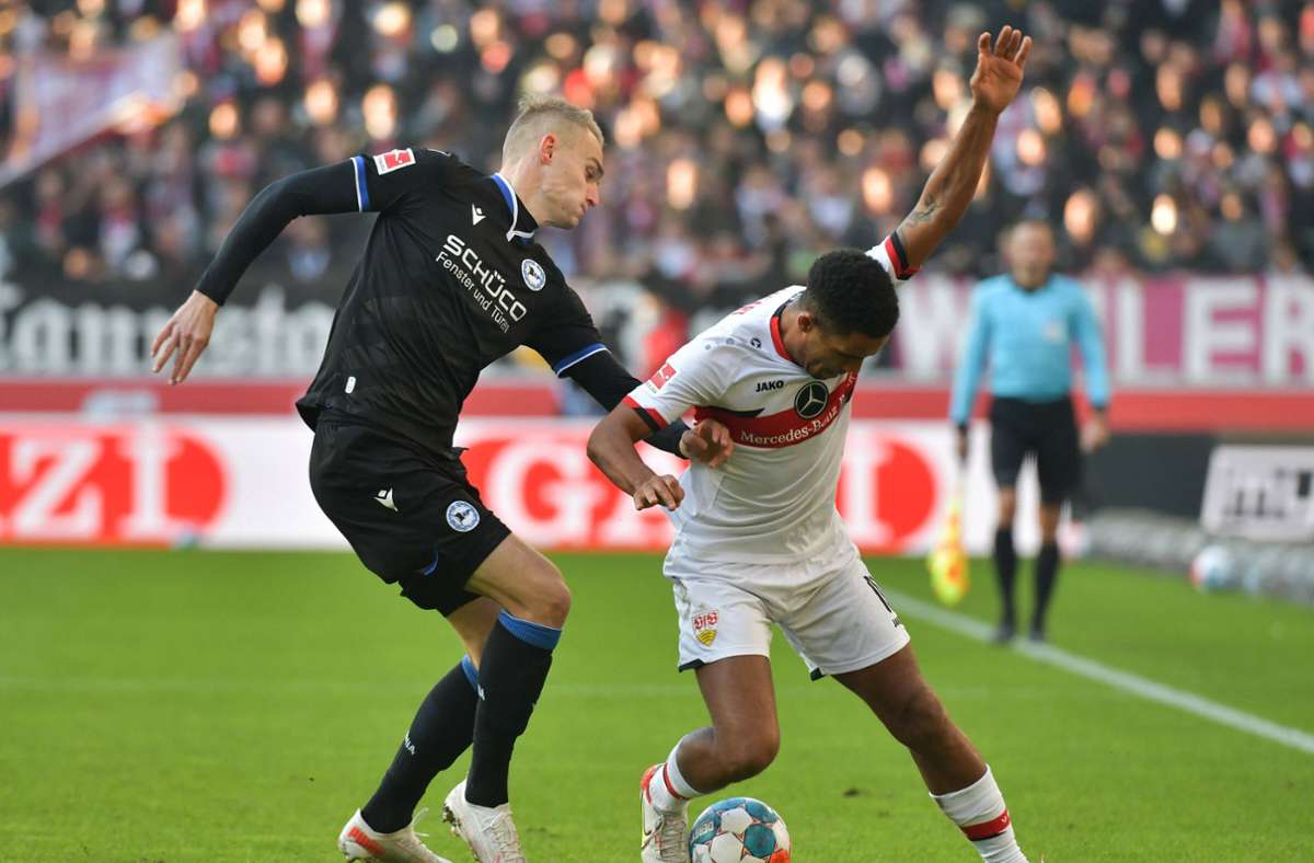 Amos Pieper (Arminia Bielefeld) und Daniel Didavi (VfB Stuttgart) beim Ringen um den Ball.