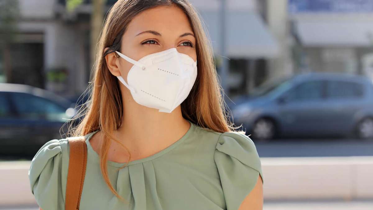 Mund-Nasen-Bedeckungen sind mittlerweile zu Alltagsgegenständen geworden. Allerdings stellen sich viele Verbraucher immer noch die Frage, wie lange man verschiedene Maskenarten tragen kann. In diesem Artikel geht es um die Verwendungsdauer von FFP2-Masken.