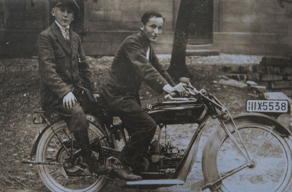 Besuch aus dem Nachbarflecken Ohmden. Erwin und Willi Beck waren im Jahr 1927die stolzen Besitzer des ersten Motorrads im Dorf.