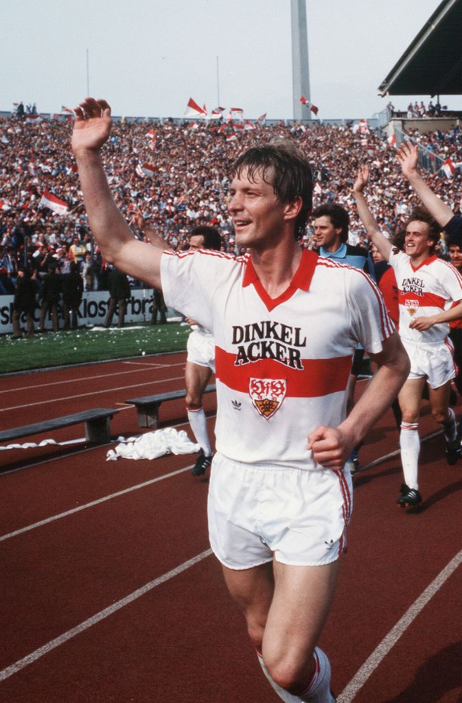In Bremen erlebte man auch große Momente: Mit dem 2:1 am 19. Mai 1984 fixierte der VfB dort den Meistertitel. Hier Karl-Heinz Förster eine Woche später beim offiziellen Saisonabschluss.