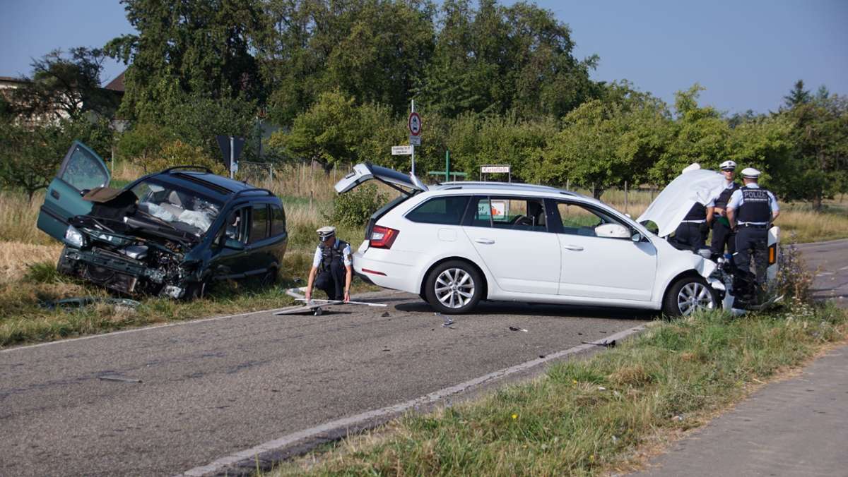 Autounfall bei Erligheim: Zwei Menschen werden bei Frontalzusammenstoß verletzt