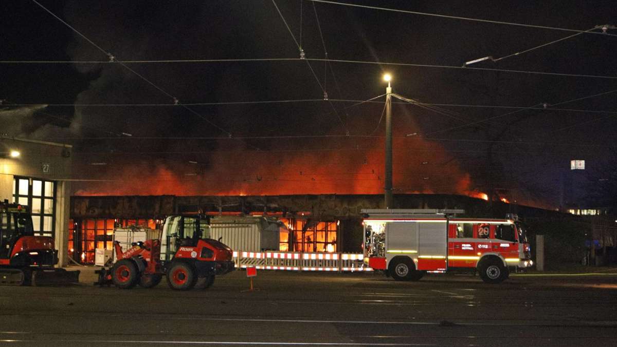 Großbrand in Düsseldorf: 40 Linienbusse bei Feuer zerstört