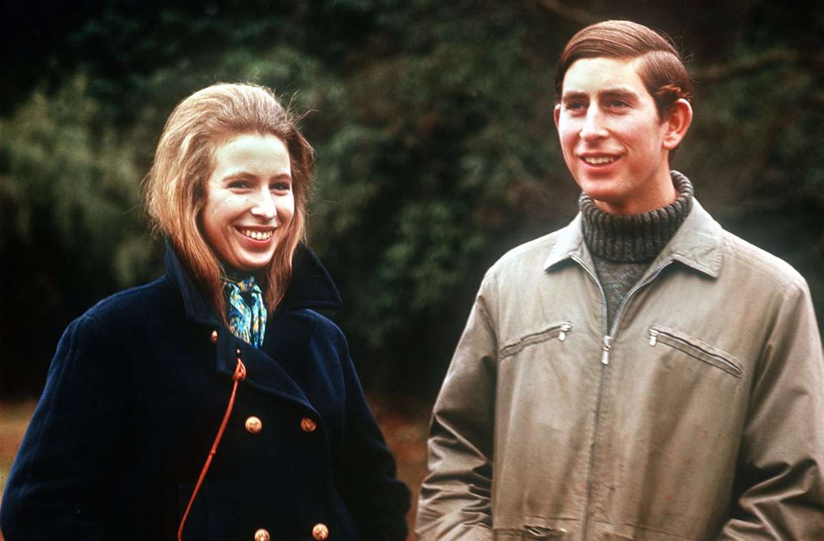 Streberfrisur: Der britische Thronfolger Prinz Charles, damals noch Student an der Universität von Wales, zeigte sich akkurat gescheitelt. Cool geht anders. Hingegen präsentierte seine Schwester, Prinzessin Anne, einen der heißesten Frisurentrends der 1970er: Aus der Stirn toupiertes „Big Hair“ à la Barbra Streisand.