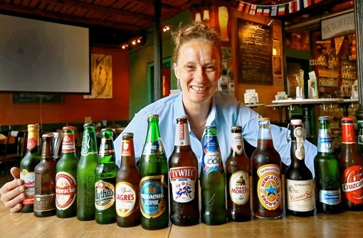Barbara Schreiber hat aus allen EM-Ländern Biere besorgt. Foto: Achim Zweygarth