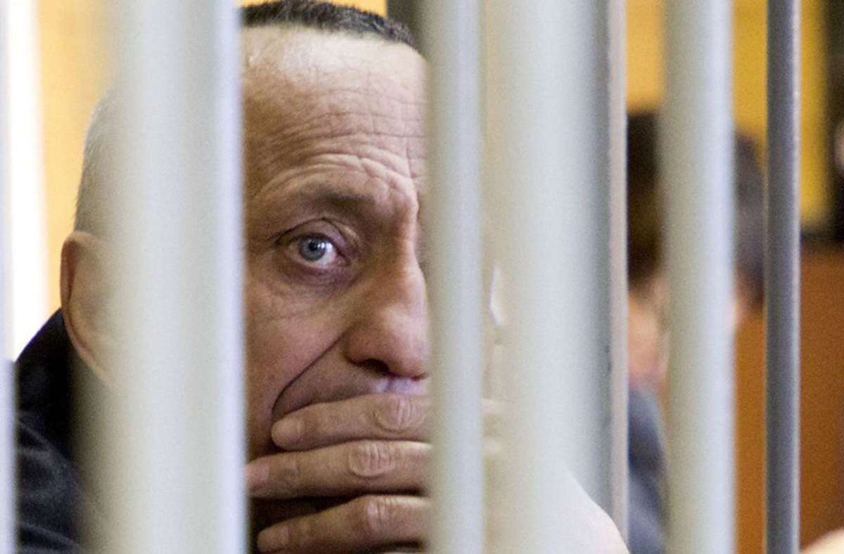 Michail Popkow (geboren 1964): Popkow sieht während der Gerichtsverhandlung durch die Käfiggitter. Ein Gericht in Irkutsk sprach den 53-Jährigen im Dezember 2018 des Mordes an insgesamt 77 Frauen schuldig und verurteilte ihn zu einer lebenslangen Haftstrafe.