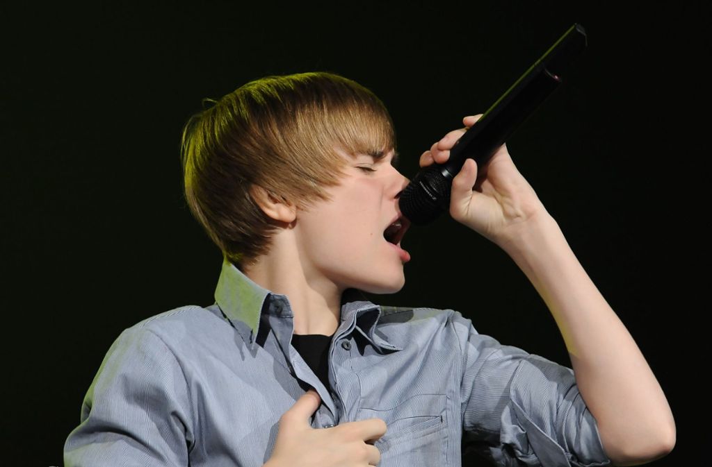 Ach, wie putzig: der frischgeföhnte Justin Bieber am Anfang seiner Gesangskarriere im Jahr 2010. Stilistisch gibt es nichts zum meckern, auch weil der junge Mann noch minderjährig ist.