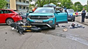 Biker rutscht in Auto und wird schwer verletzt – Zeugen gesucht