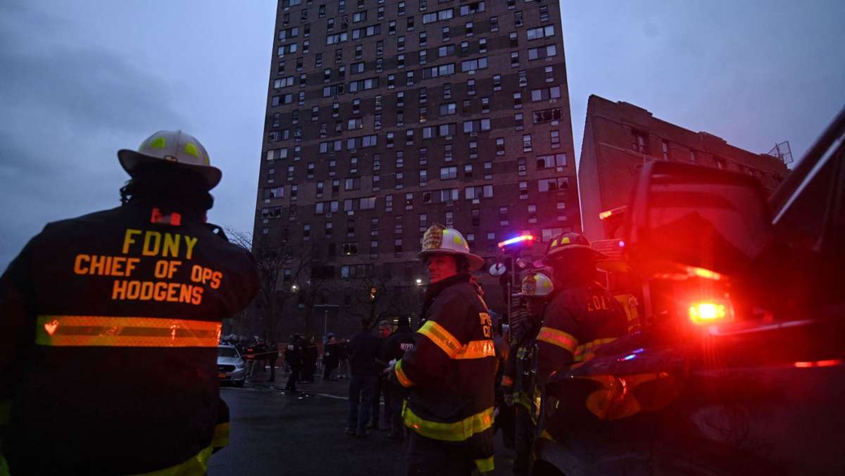  Am Sonntag kommt es zu einem der schwersten Wohnhausbrände in der jüngeren New Yorker Geschichte. Nun seht wohl auch die Ursache fest. 