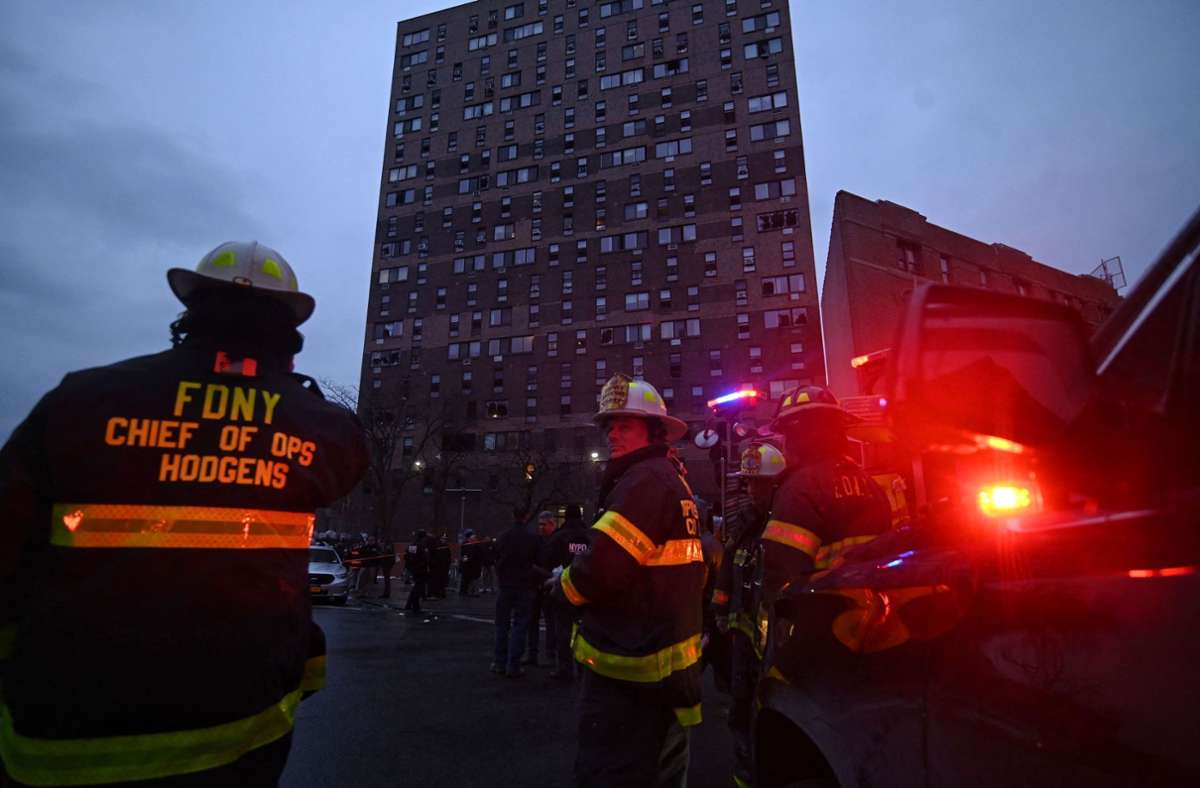 Feuer in einem Wohnhaus im New Yorker Stadtteil Bronx Foto: AFP/ED JONES