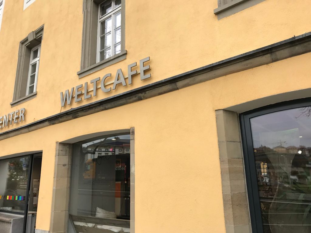 Direkt neben dem Grand Café Planie befindet sich das Weltcafé (Charlottenplatz 17). Kuchen, die hier auf den Tisch kommen, sind bio und aus regionalen Produkten hergestellt.