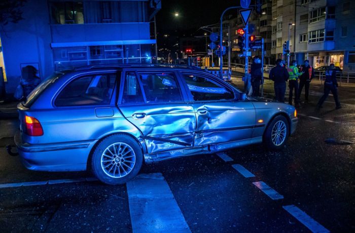 Stuttgart-Süd: Verkehrsunfall fordert zwei Verletzte und hohen Schaden