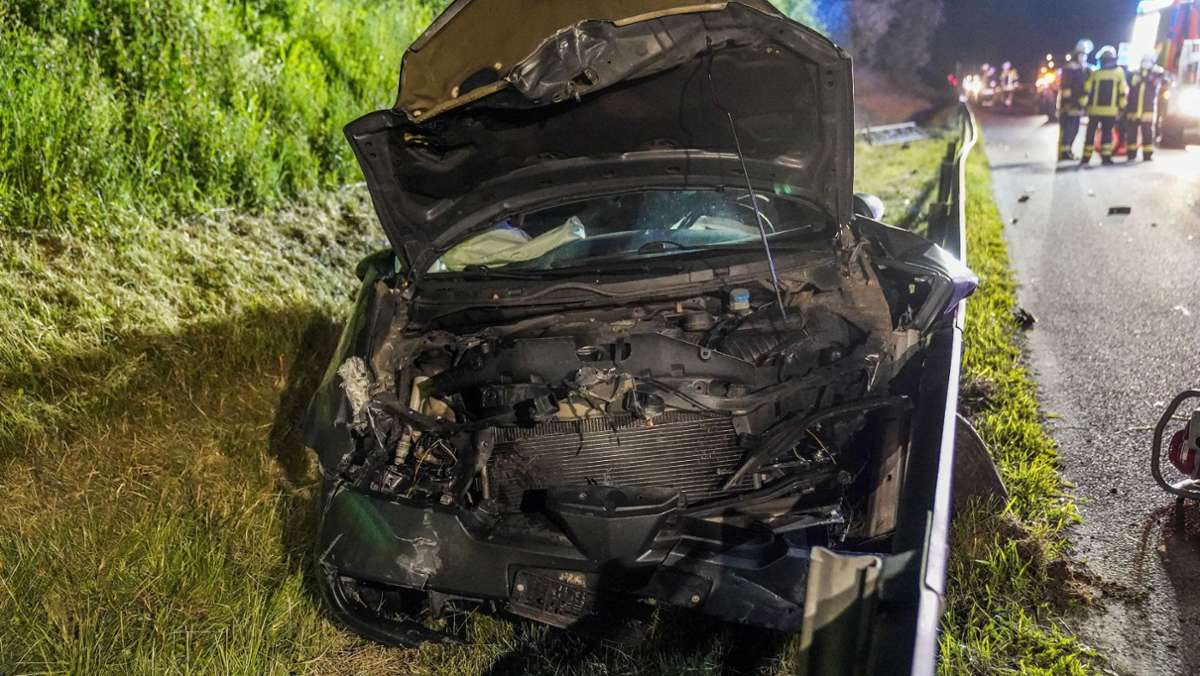 Unfall auf der A8 bei Kirchheim/Teck: Autofahrer schläft ein und schanzt über die Leitplanke