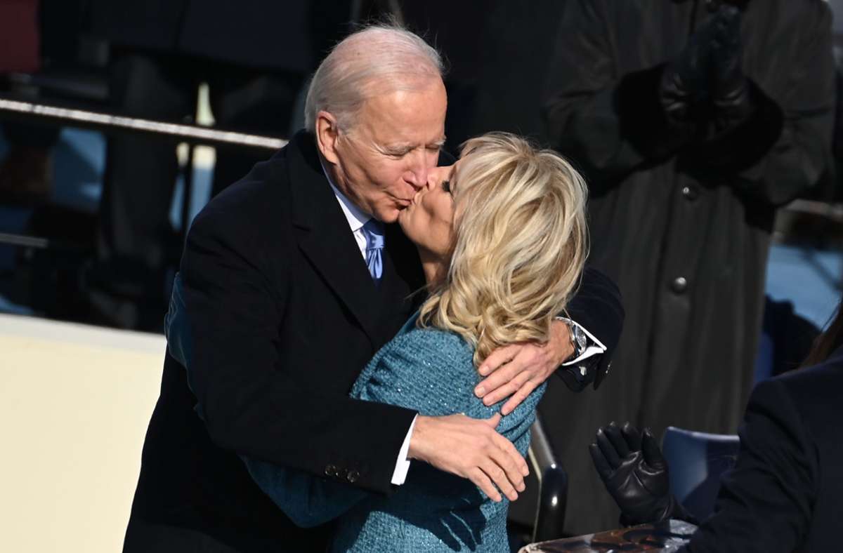 Ein Kuss für die neue First Lady nach der Vereidigung.