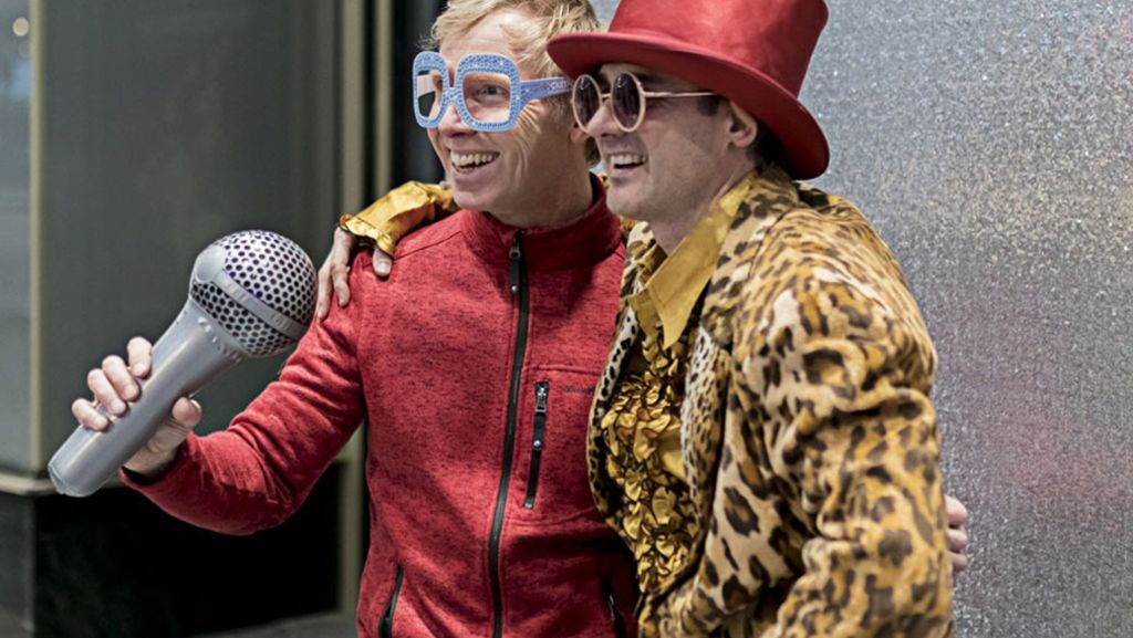 Zum Stuttgart-Start des Kinofilms „Rocketman“ haben Fans von Poptitan Elton John knallig bunt und mit großen Sonnenbrillen in der Gloria-Passage gefeiert. 