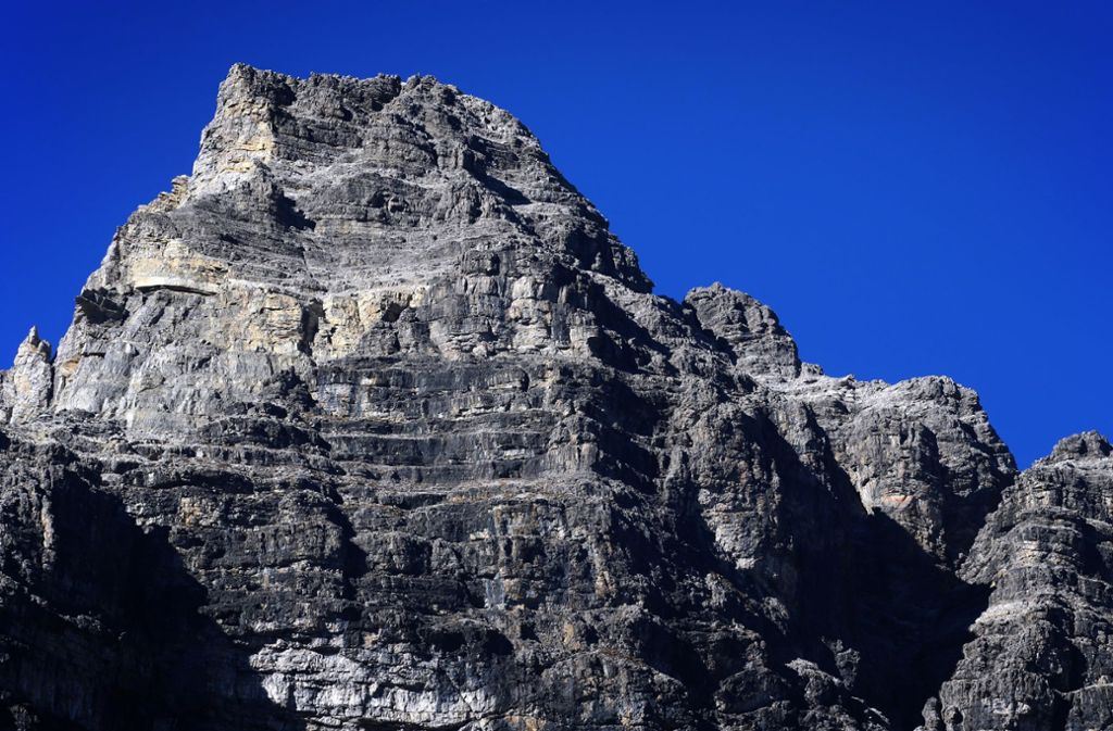 Er ist einer der bekanntesten Berge der Allgäuer Alpen - und könnte bald Geschichte sein. Der Gipfel des Hochvogel wird nach Einschätzung von Experten bald zerbrechen, nach Berechnungen könnten dann bis zu 260 000 Kubikmeter Fels ins Tal stürzen.