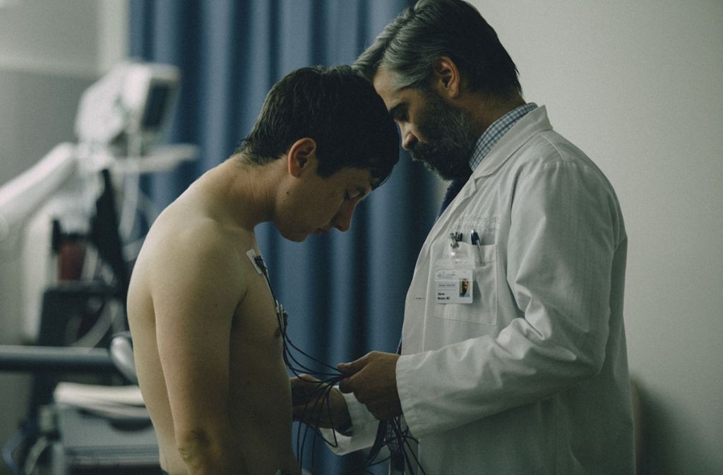 Barry Keoghan (links) spielt den jungen Martin, der den Herzchirurgen und Steven (Colin Farrell) erpresst