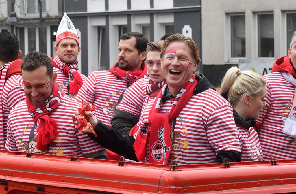 Der Trainer des ersten FC Köln, Markus Gisdol, in den Traditionsfarben des Vereins, hatte offensichtlich Spaß hoch auf dem roten Wagen.