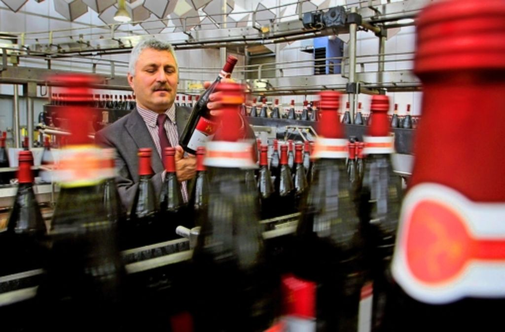 In Möglingen werden 15 000 Flaschen pro Stunde abgefüllt: Der Önologe Bernhard Idler setzt auf Qualität und Investitionen in neue Technik. Foto: factum/Granville