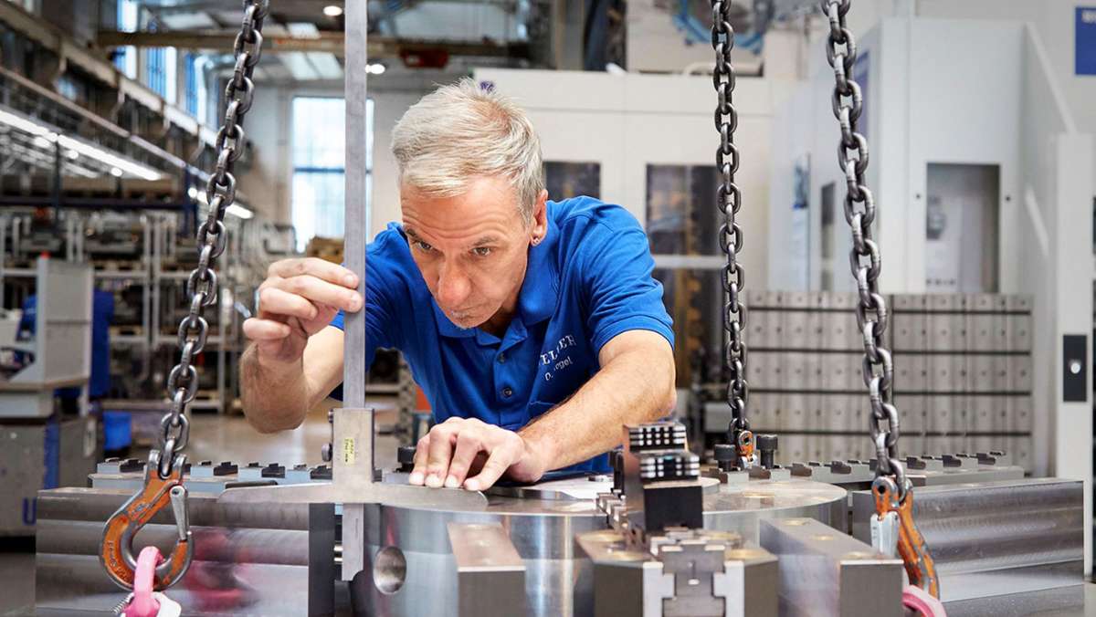  Der Werkzeugmaschinenbauer in Nürtingen hat herausfordernde Jahre hinter sich. Nun blickt er nach vorne – und das heißt vor allem nach Asien. Die Produktion in China soll ausgebaut werden. Klaus Winkler, der langjährige Chef erklärt, warum. 