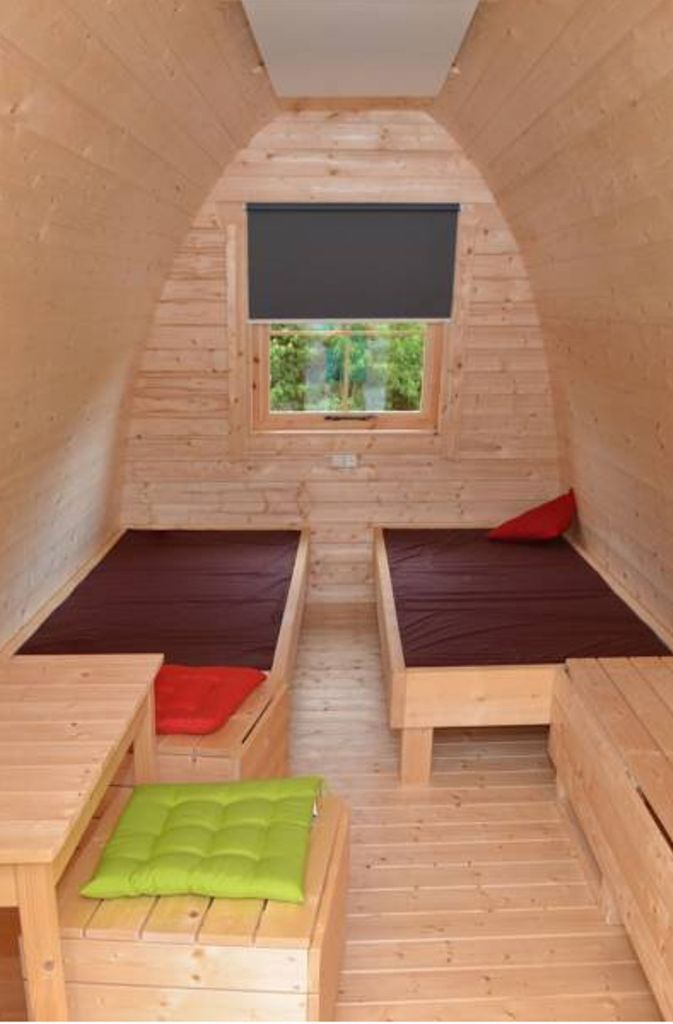 ...kommt nicht nur in den Vorzug von ganz camping-untypischen Sanitäreinrichtungen, sondern auch dieses angenehm gestalteten Innenraums mit Holzhaus-Flair.