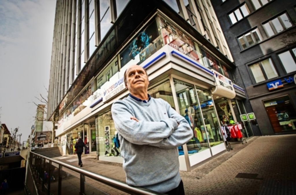 Gerd Riehm vor seinem bald ehemaligen Laden an der Calwer Straße. Foto: Lichtgut/Piechowski
