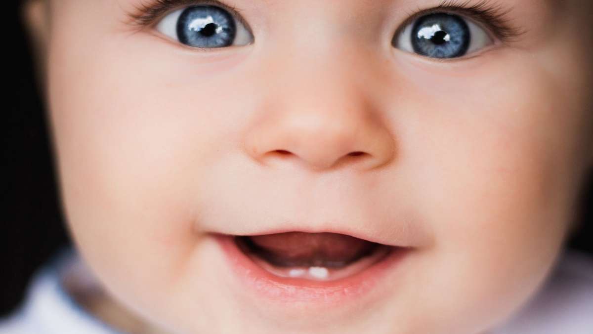 Farbige Kontaktlinsen oder Operation: Schöne blaue Augen – um jeden Preis?