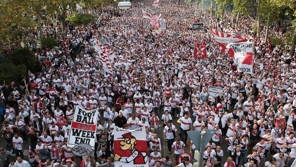 VfB Stuttgart gegen Bayern München: Liveblog: Die Karawane mit Tausenden Fans kommt am Stadion an