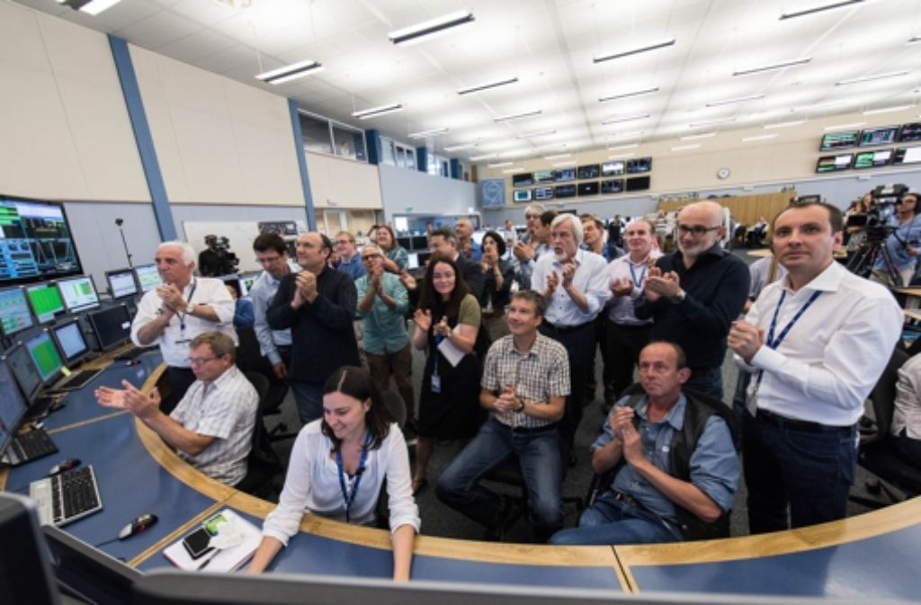 Applaus im Kontrollzentrum des Cern für einen Zwischenschritt am Mittwochmorgen: die Protonen im Teilchenbeschleuniger LHC haben die früher übliche Energie von knapp sieben Teraelektronenvolt erreicht – nun geht es weiter zu einem neuen Rekord.