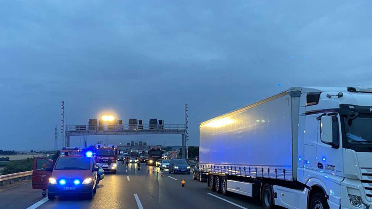 A81 bei Stuttgart: Ausgebrannter Lastwagen verursacht kilometerlangen Stau