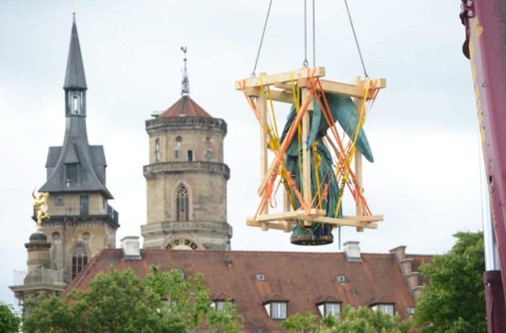 13. Mai: Concordia schwebt vom Sockel: Seit über 150 Jahren wacht sie schon über den Schlossplatz, doch der Zahn der Zeit hat der Bronzestatue arg zugesetzt. Jetzt wird die fünf Tonnen schwere "Göttin der Eintracht" restauriert. Hier geht es zum Artikel von damals