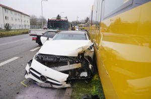 Stadtbahn kollidiert mit Mercedes – zwei Verletzte