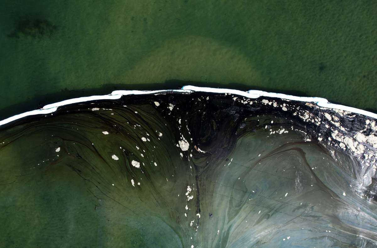 Der Ölteppich bedroht die Natur im Meer und an Land. Foto: dpa/Ringo H.W. Chiu