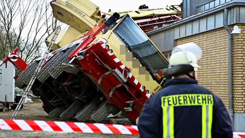 Schiefer Kran in Leinfelden-Echterdingen: Damit auf Baustellen nichts passiert