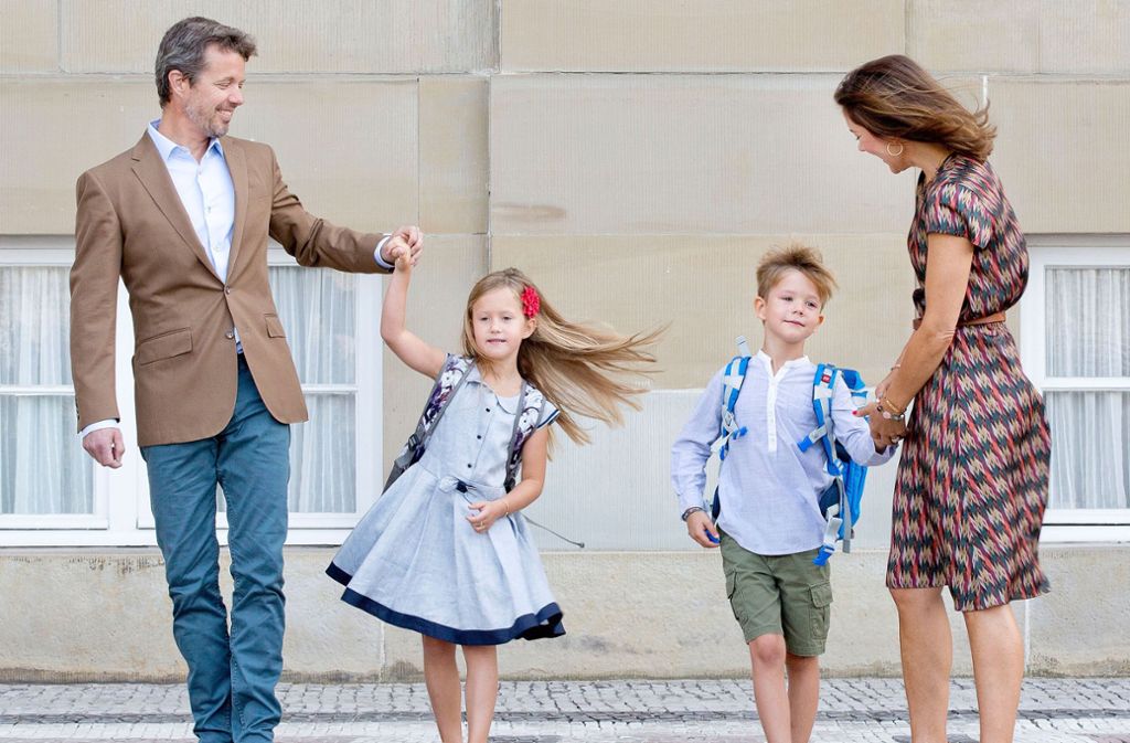 August 2017: Zappelig vor Freude sind Prinz Vincent und Prinzessin Josephine an ihrem ersten Schultag. Die Zwillinge von Dänemarks Kronprinz Frederik und dessen Frau Mary kommen in die selbe Schule wie ihre großen Geschwister.