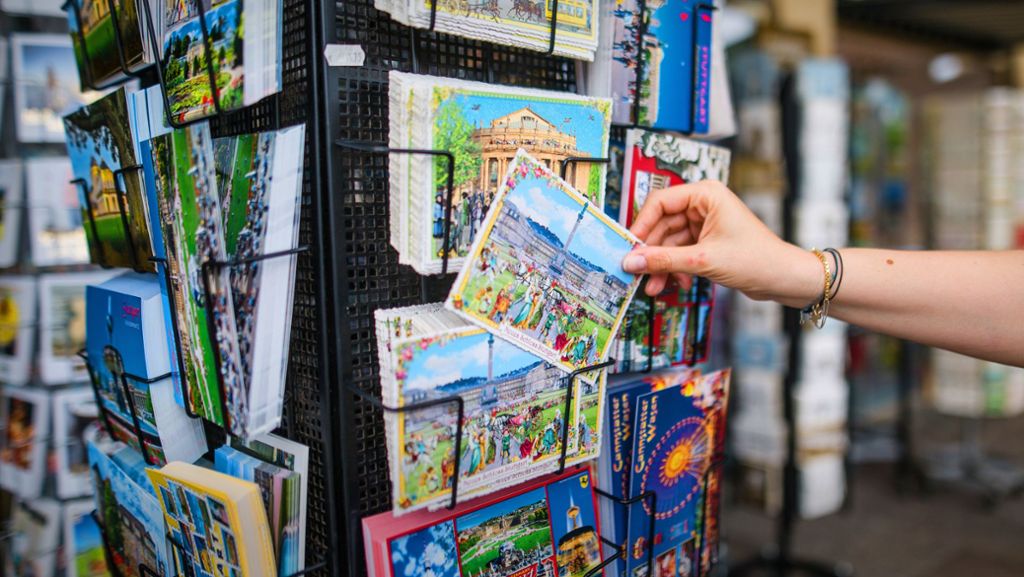 Stuttgart: Warum die Postkarte kein Ladenhüter ist